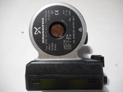 Pumpe von Grundfos, Modell UPM2 15-75 CIL2, mit Anschluss- und technischen Informationen auf der Oberseite, geeignet für Trinkwasseranwendungen.
